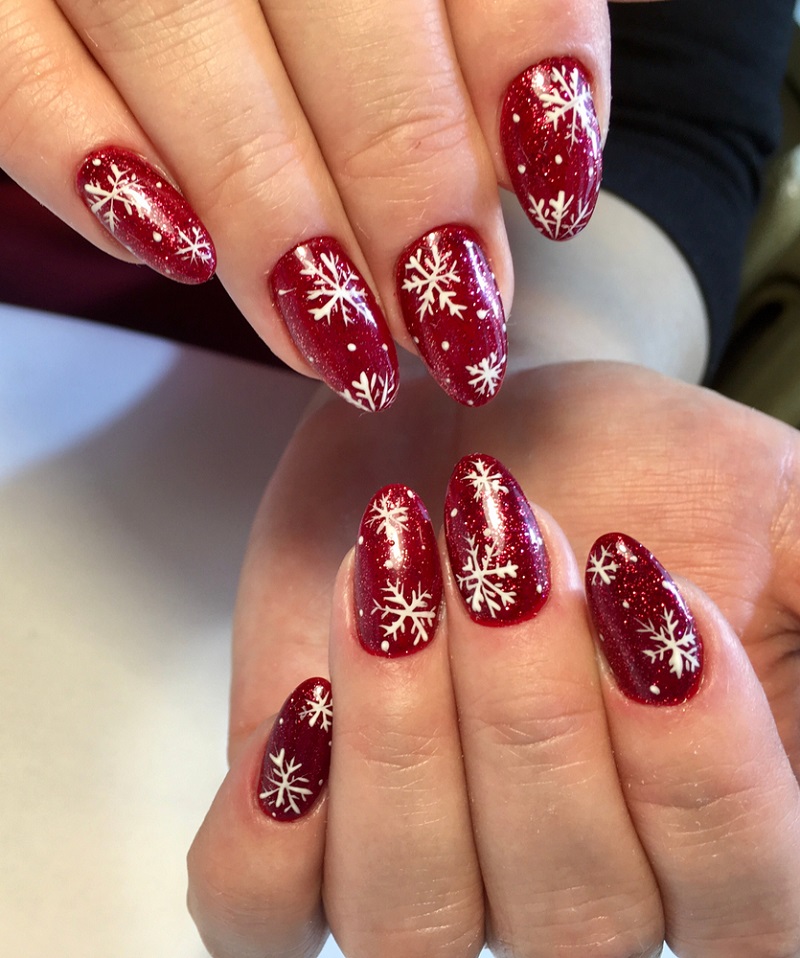 manichiura rosie cu fulgi albi de nea