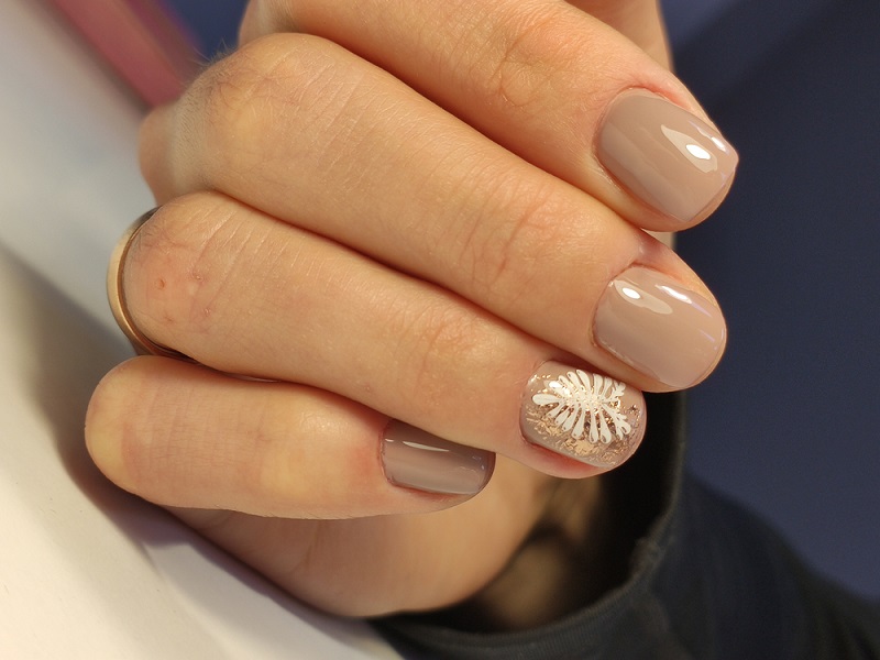 manichiura nude cu fulgi de nea