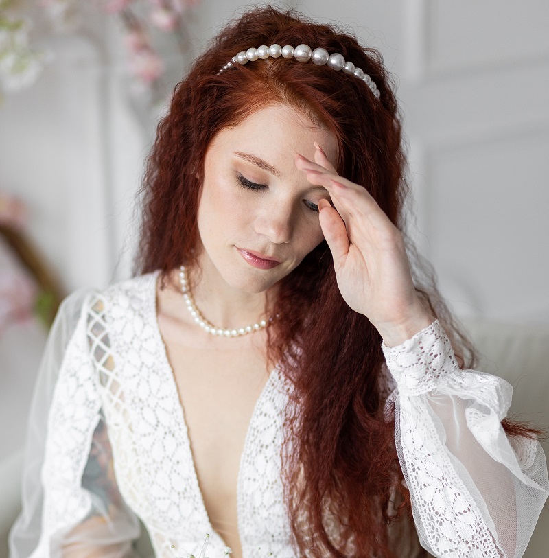 coafura cu bentita cu perle