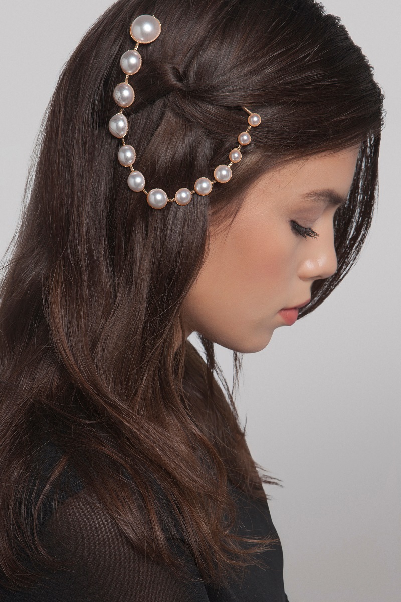 hairstyle cu perle ca accesoriu