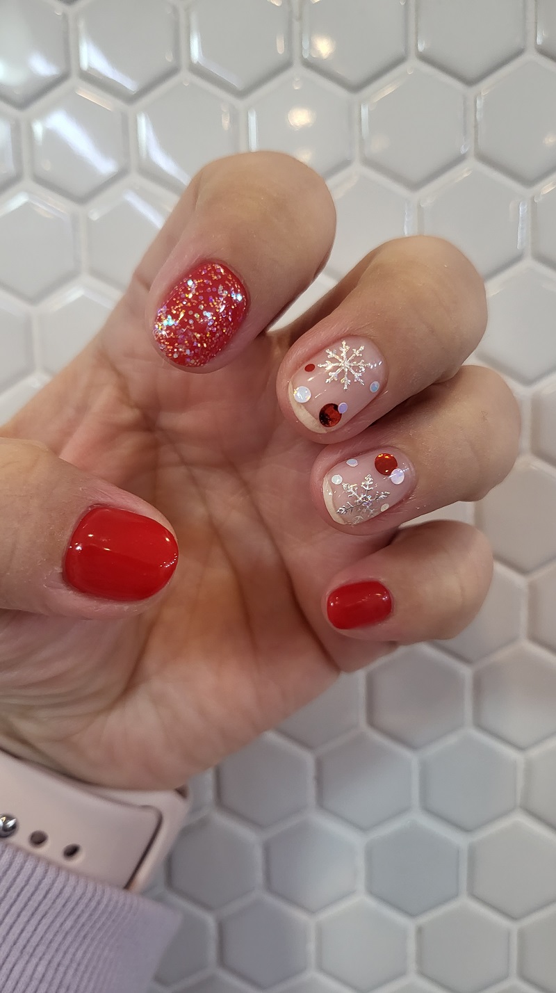 unghii rosii de craciun cu fulgi de nea