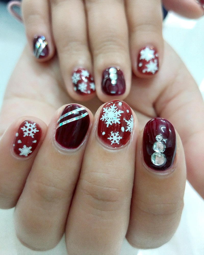 manichiura festiva cu fulgi de zapada