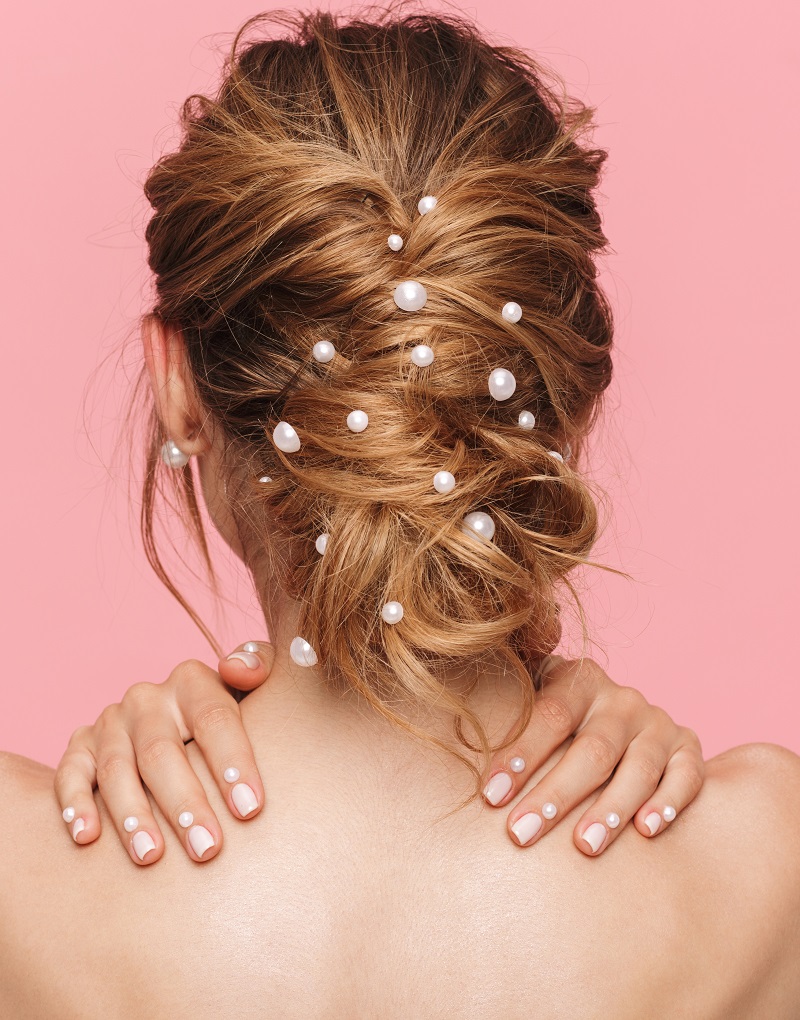 coafura messy cu perle