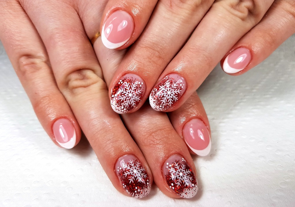 manichiura de craciun cu fulgi albi de zapada