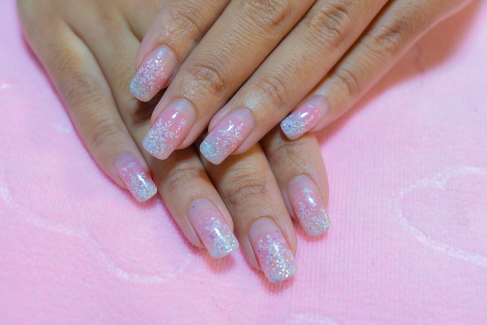 manichiura roz nude cu fulgi de zapada