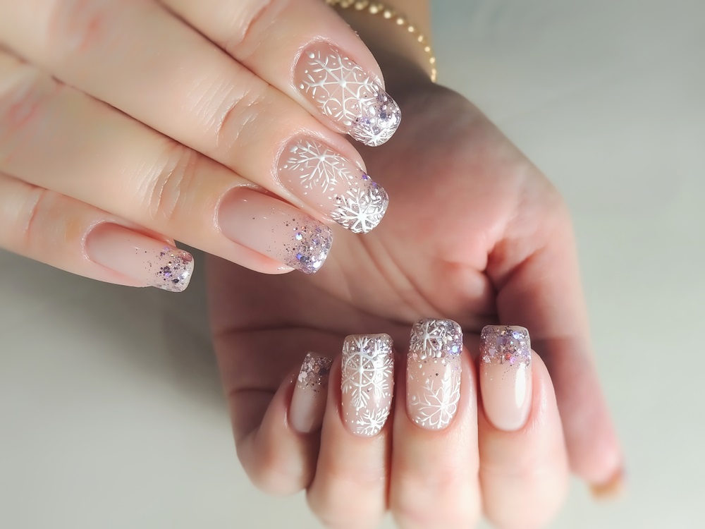 manichiura fulgi de nea stralucitori