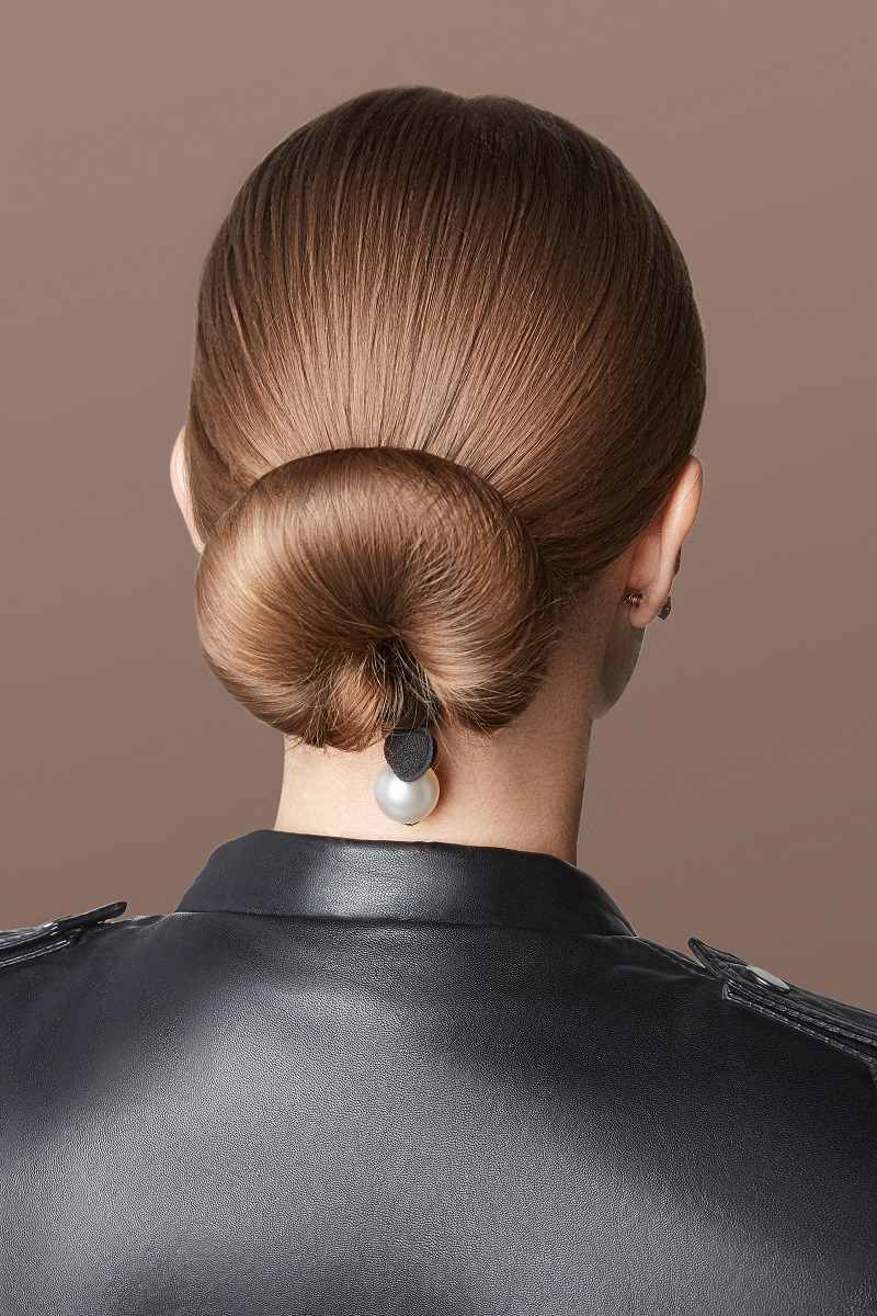 coafura chignon cu perla