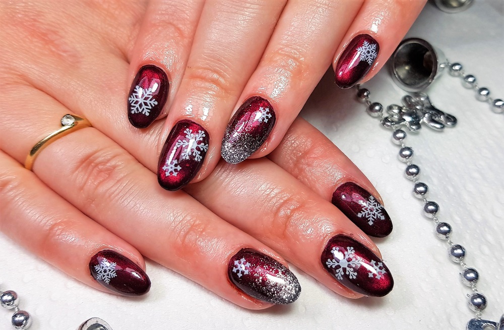 unghii bordeaux cu snowflakes
