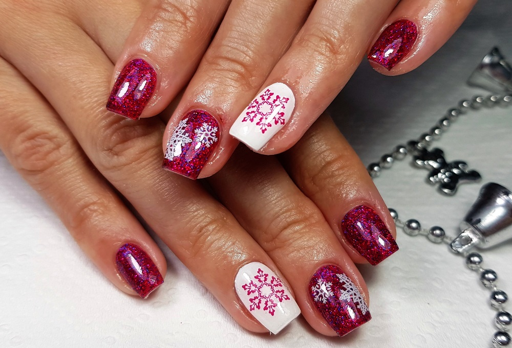 manichiura glittery rosu cu fulgi de zapada