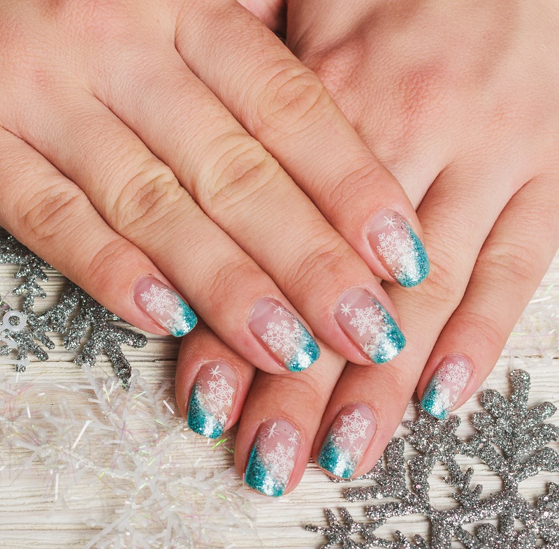 model de unghii blue cu fulgi de zapada