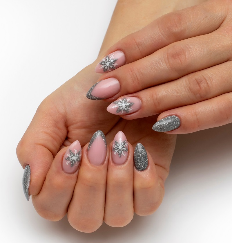 unghii gri cu fulgi de zapada