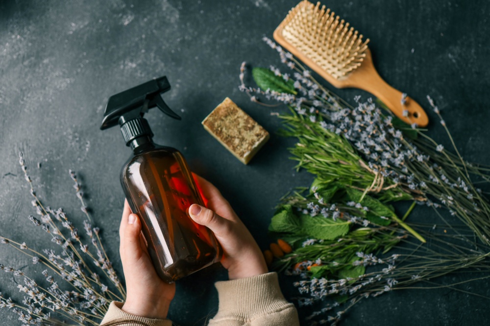 Spray natural cu lavanda pentru par. Flori de lavanda, o perie de par si alte ingrediente.
