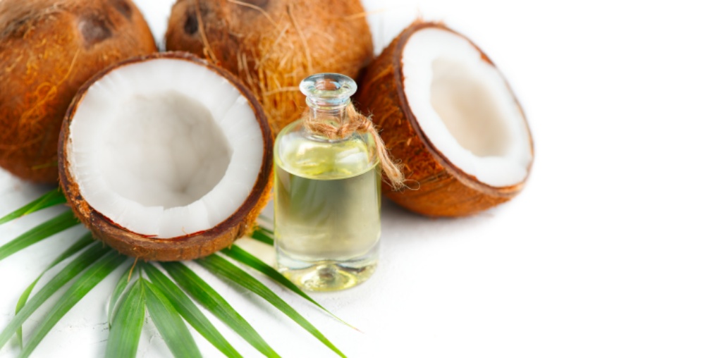 Nuca de cocos si o sticluta cu ulei de cocos