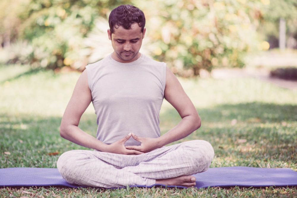 Barbat practicand Dhyana Mudra