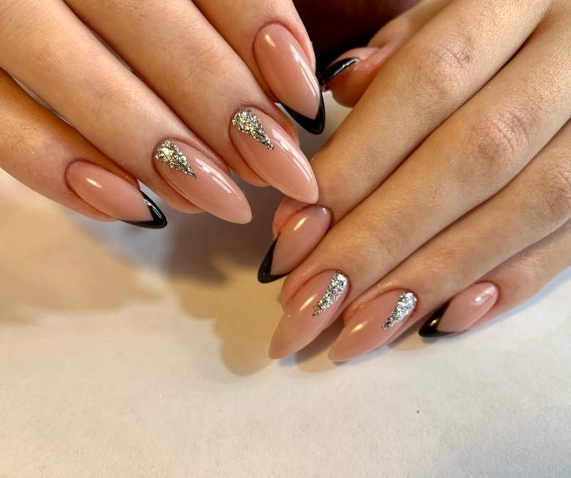 modele de unghii french ascutite