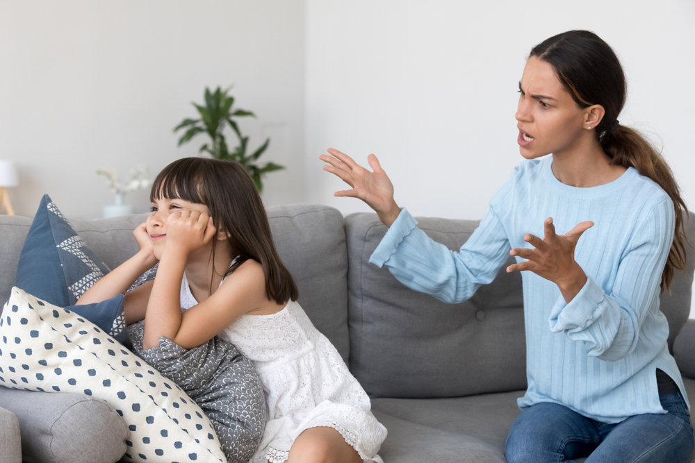 educatie si parenting: copilul rade cand il certi