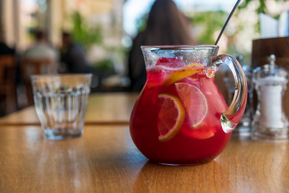 Ceai de hibiscus cu gheata, felii de portocale si lime