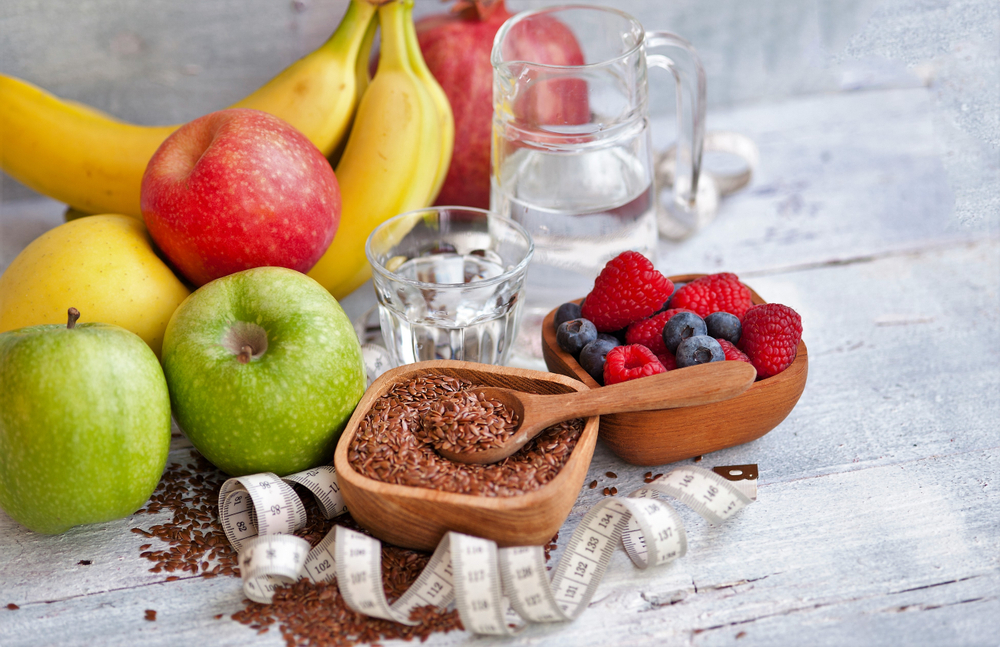 pahar cu apa langa fructe si surse de fibre