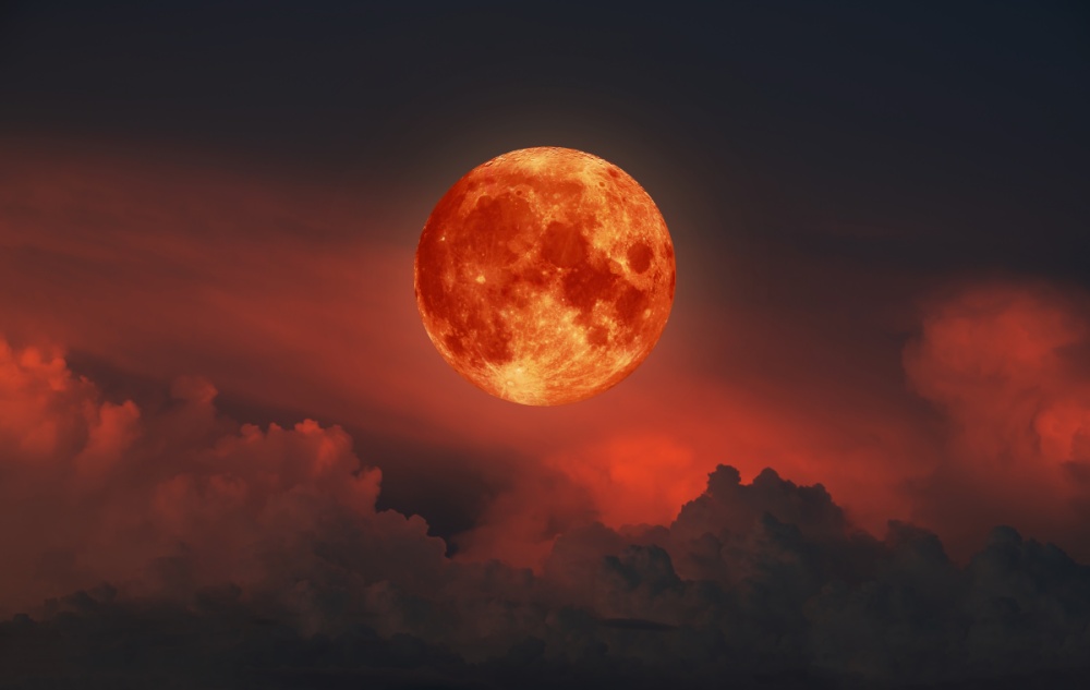 Luna plina Fecioara si eclipsa totala