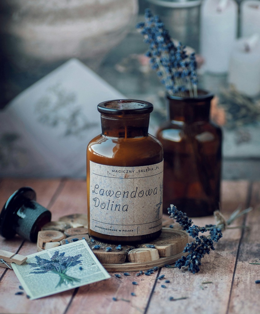 Ulei esential de lavanda. Flori de lavamda pe masa.