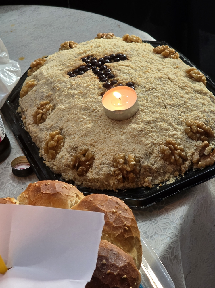 coliva traditionala decorata cu nuci si cruce din bomboane