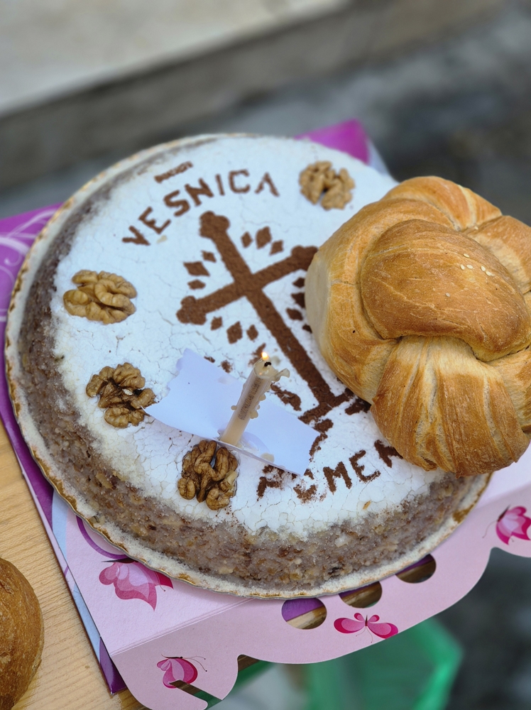 coliva traditionala decorata cu o cruce facuta din cacao