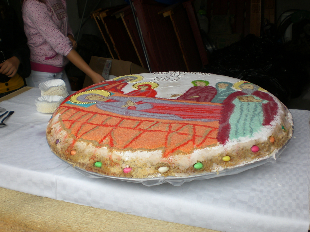 coliva traditionala decorata cu o scena biblica