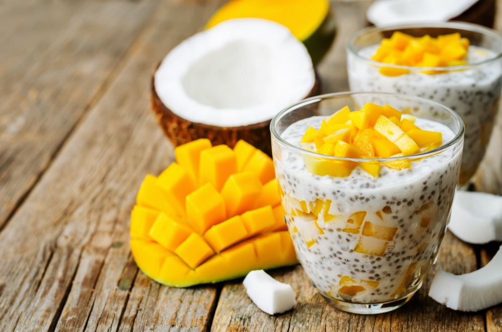 Mic desun sau desert din seminte de chia si fructe, mango si nuca de cocos.