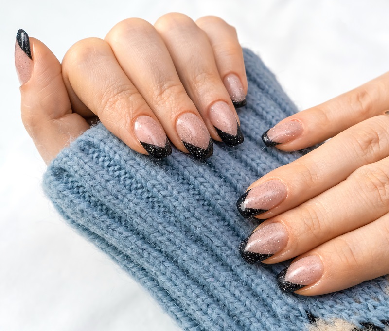 manichiura french cu negru si glitter