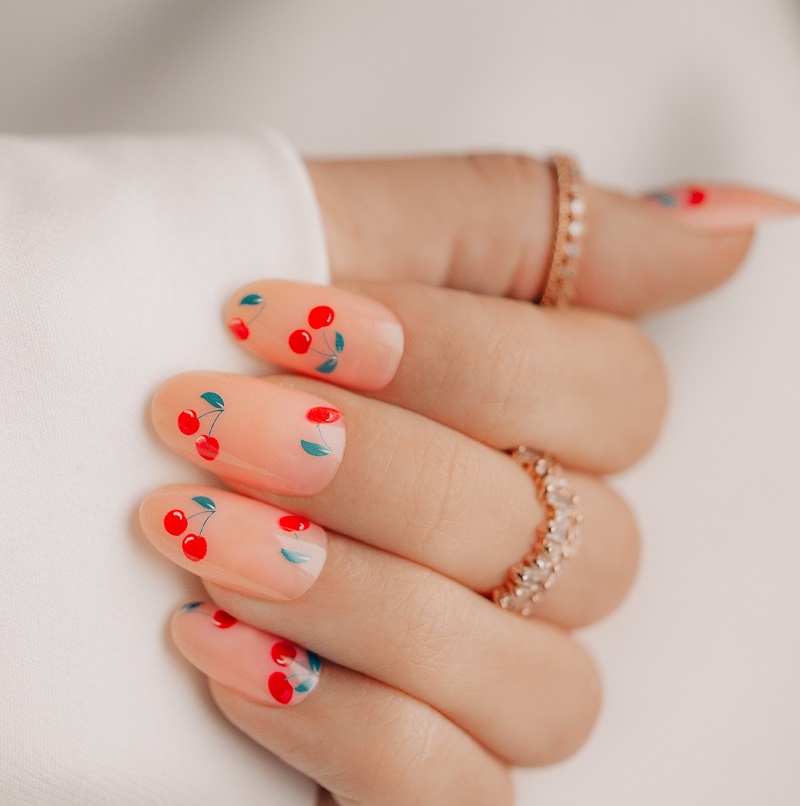 manichiura nude cu cirese