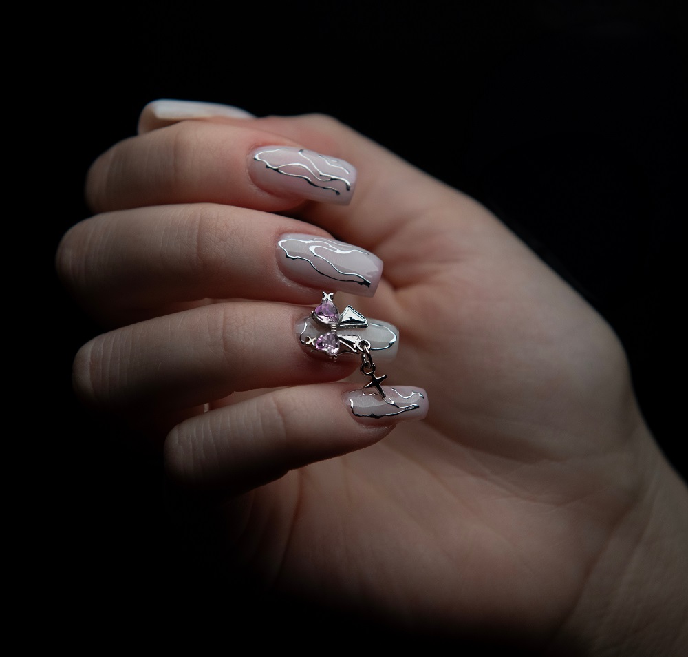 model de unghii cu funda metalica aplicata