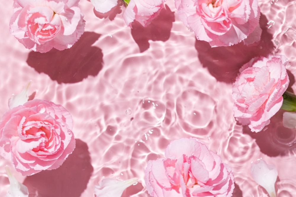 Flori plutind, spray de corp floral