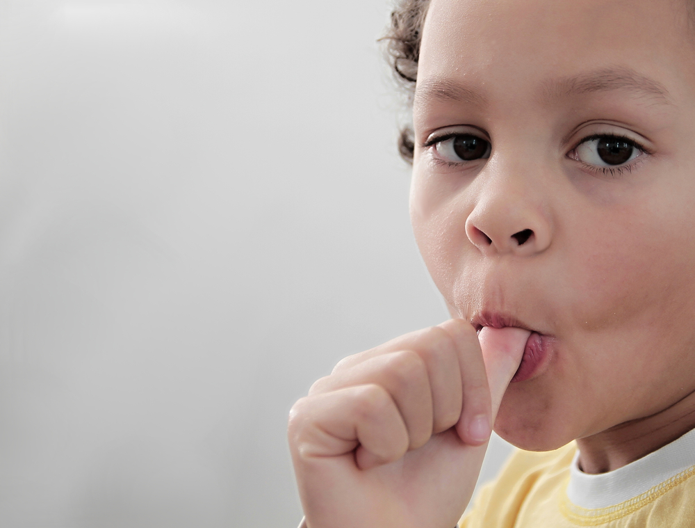 baietel care isi suge degetul