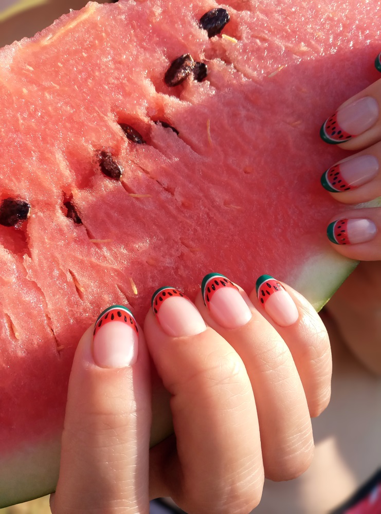 modele de manichiura cu pepene rosu