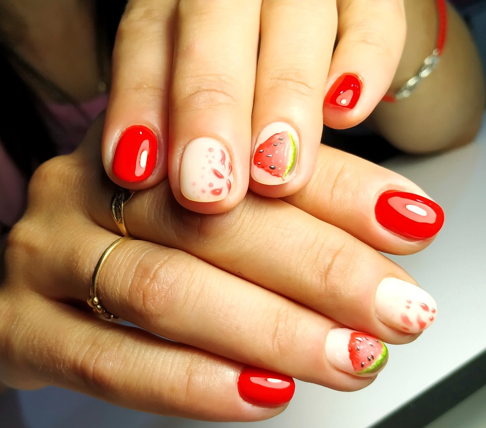 manichiura cu pepene rosu