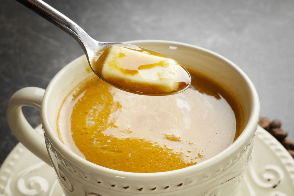 o lingurita de unt in cafea