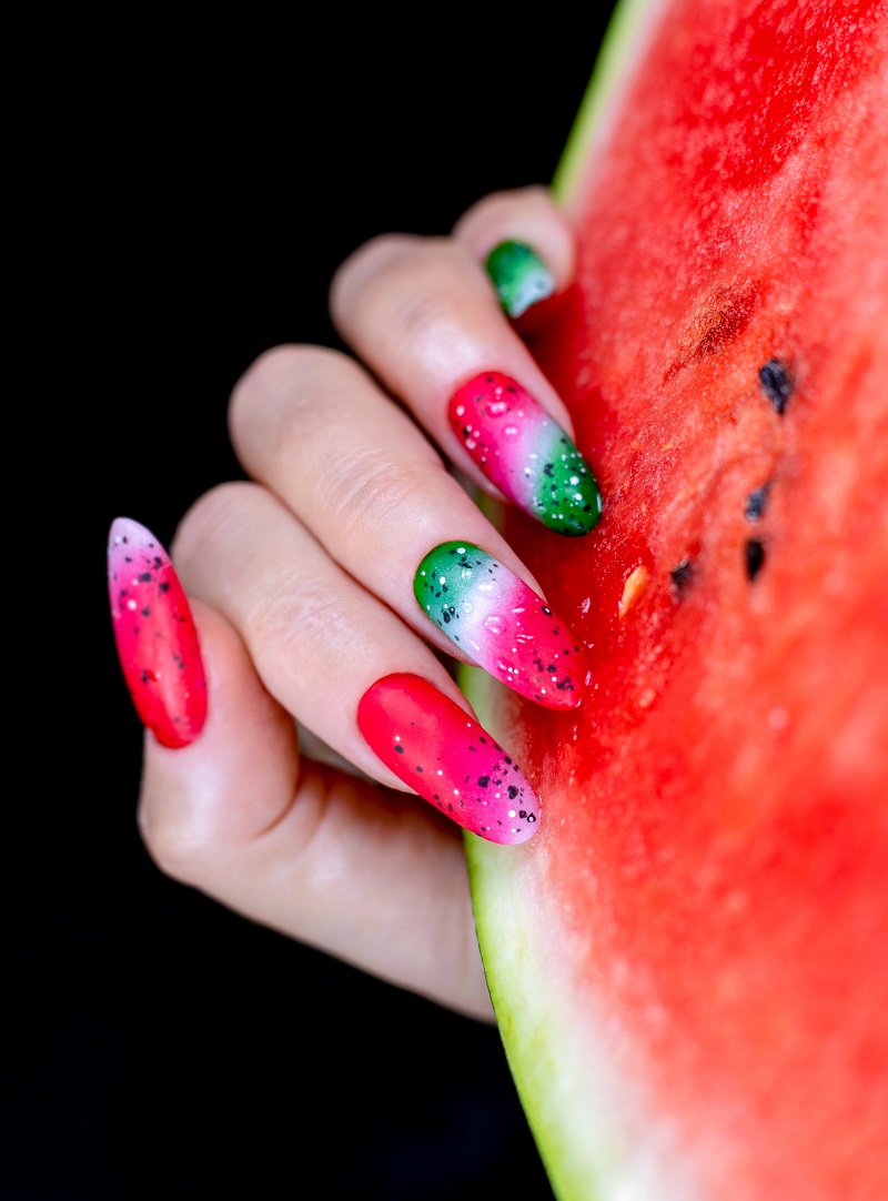 model de unghii cu desen pepene rosu