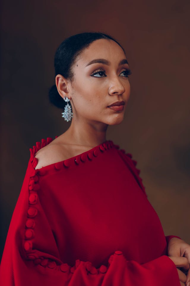 femeie in rochie rosie