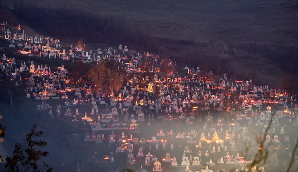 cimitir plin de lumanari aprinse de sambata mortilor