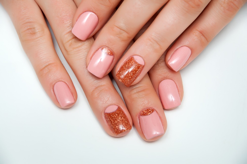 unghii nude, unghii maro