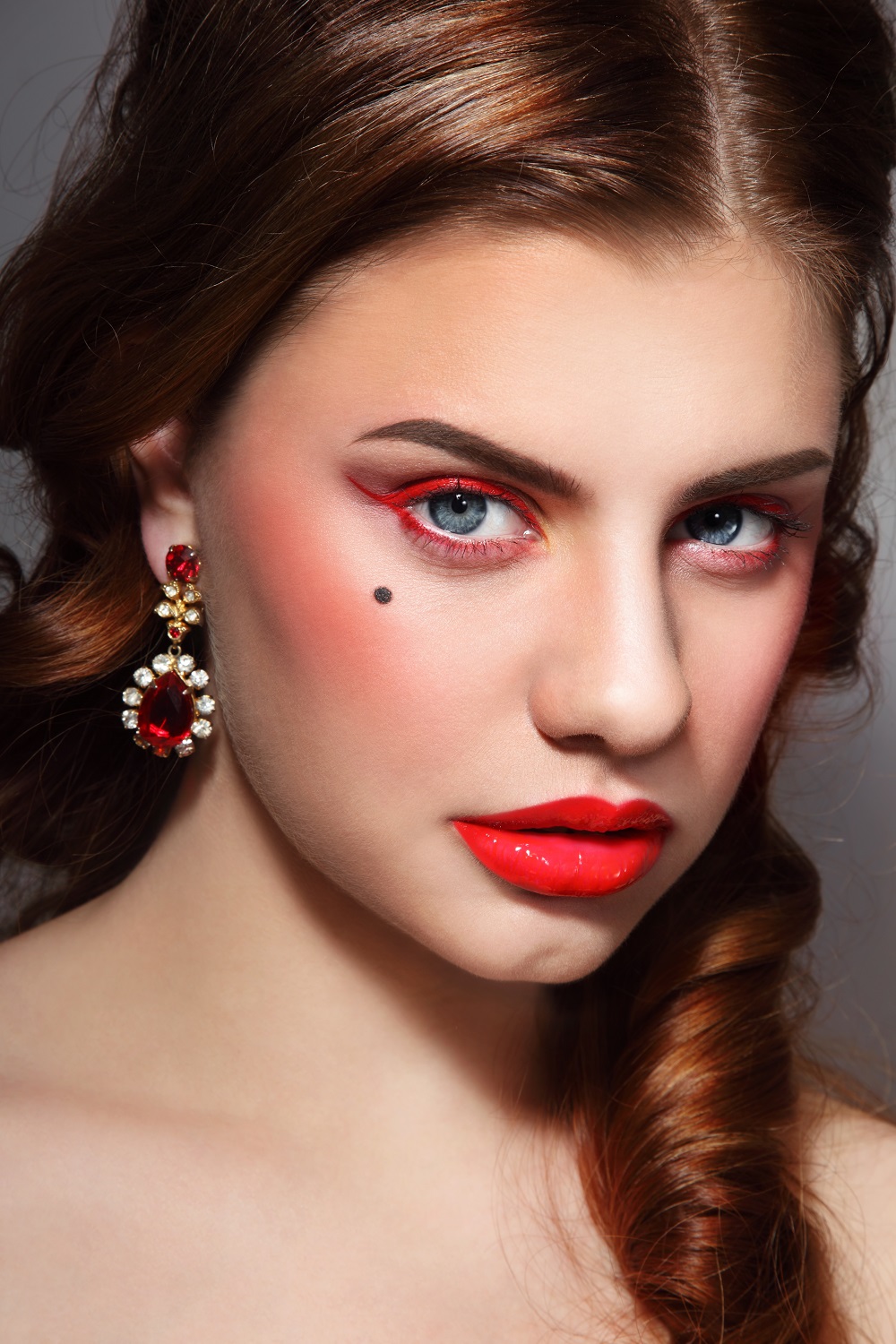 machiaj cu tus rosu colorat