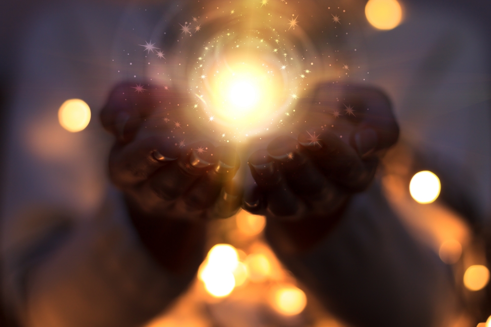 sfera de lumina tinuta in palme