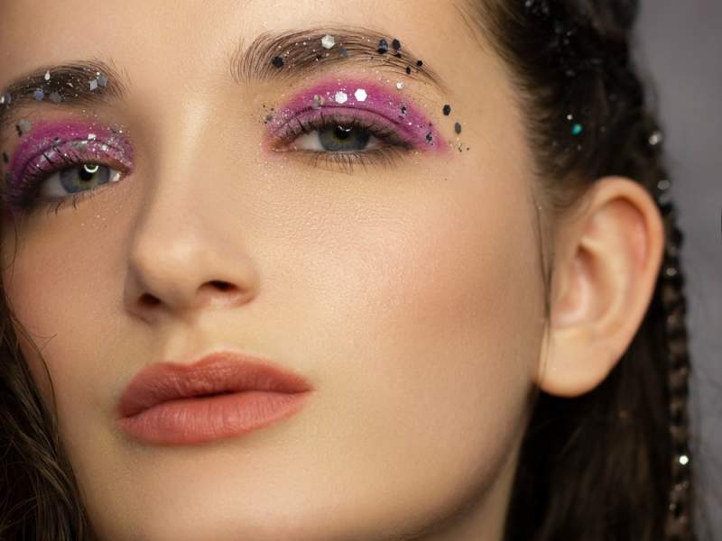 machiaj mov cu glitter