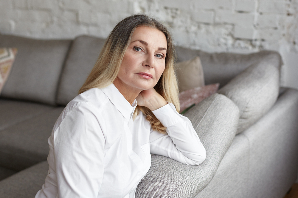 femeie matura cu par in nuante de blond