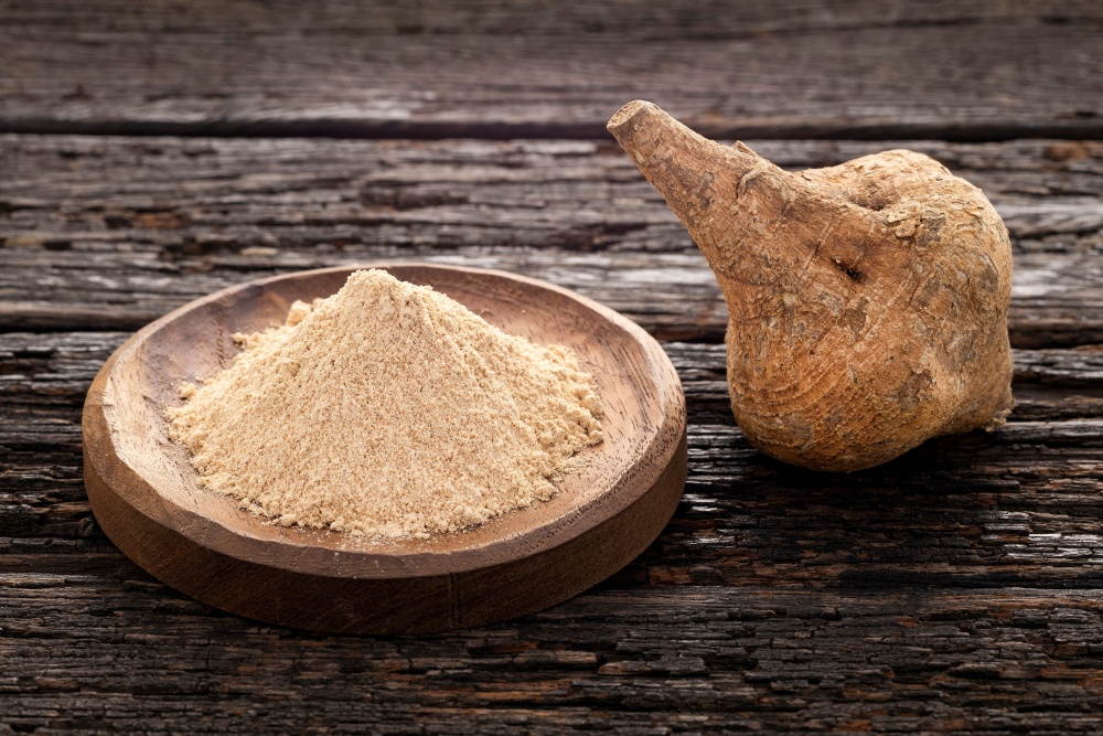 Pulbere de maca langa un bulb