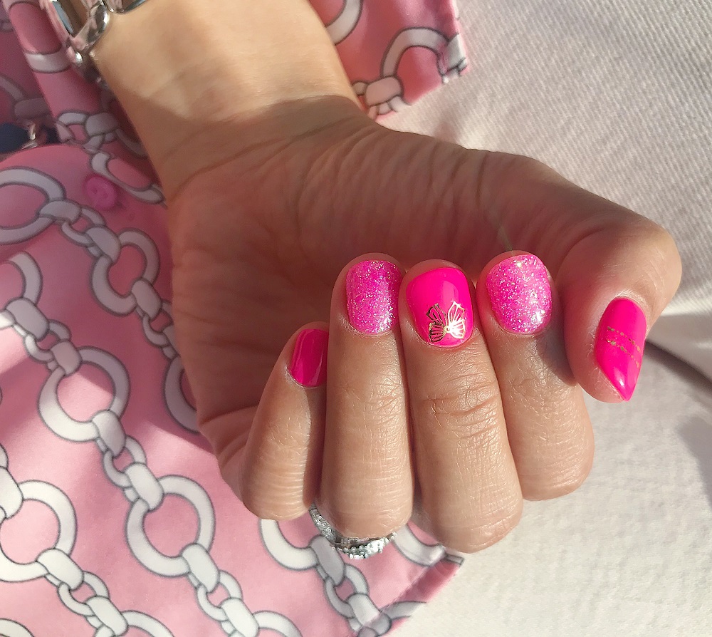 modele de unghii roz cu glitter