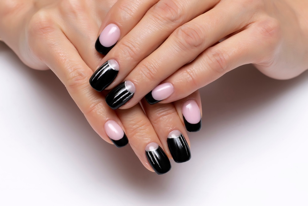 manichiura french inversata alb negru