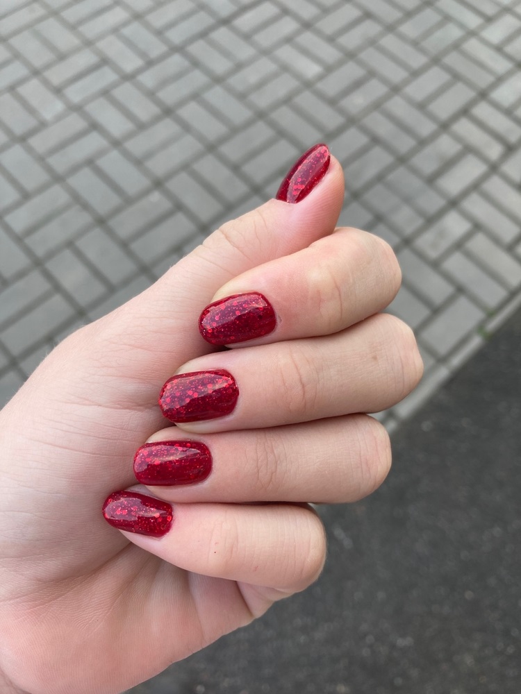 unghii rosii stralucitoare