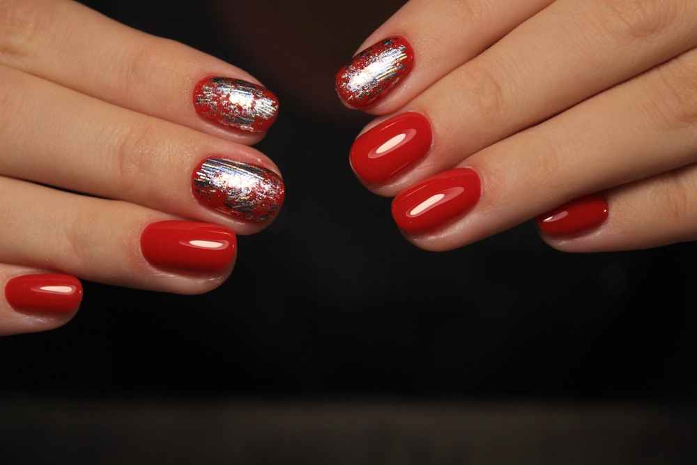 manichiura rosie cu glitter