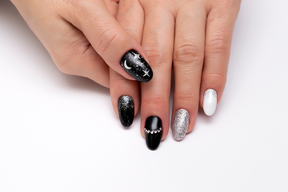 manichiura alb negru cu glitter